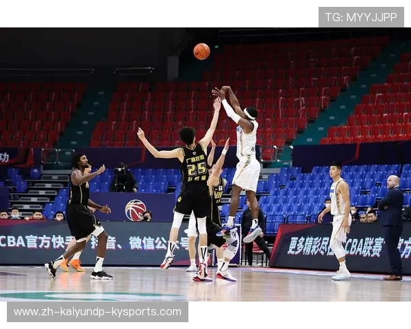 足球队员在CBA看球的图片:篮球与足球交融的瞬间 足球队员在CBA看球的图片:篮球与足球交融的瞬间